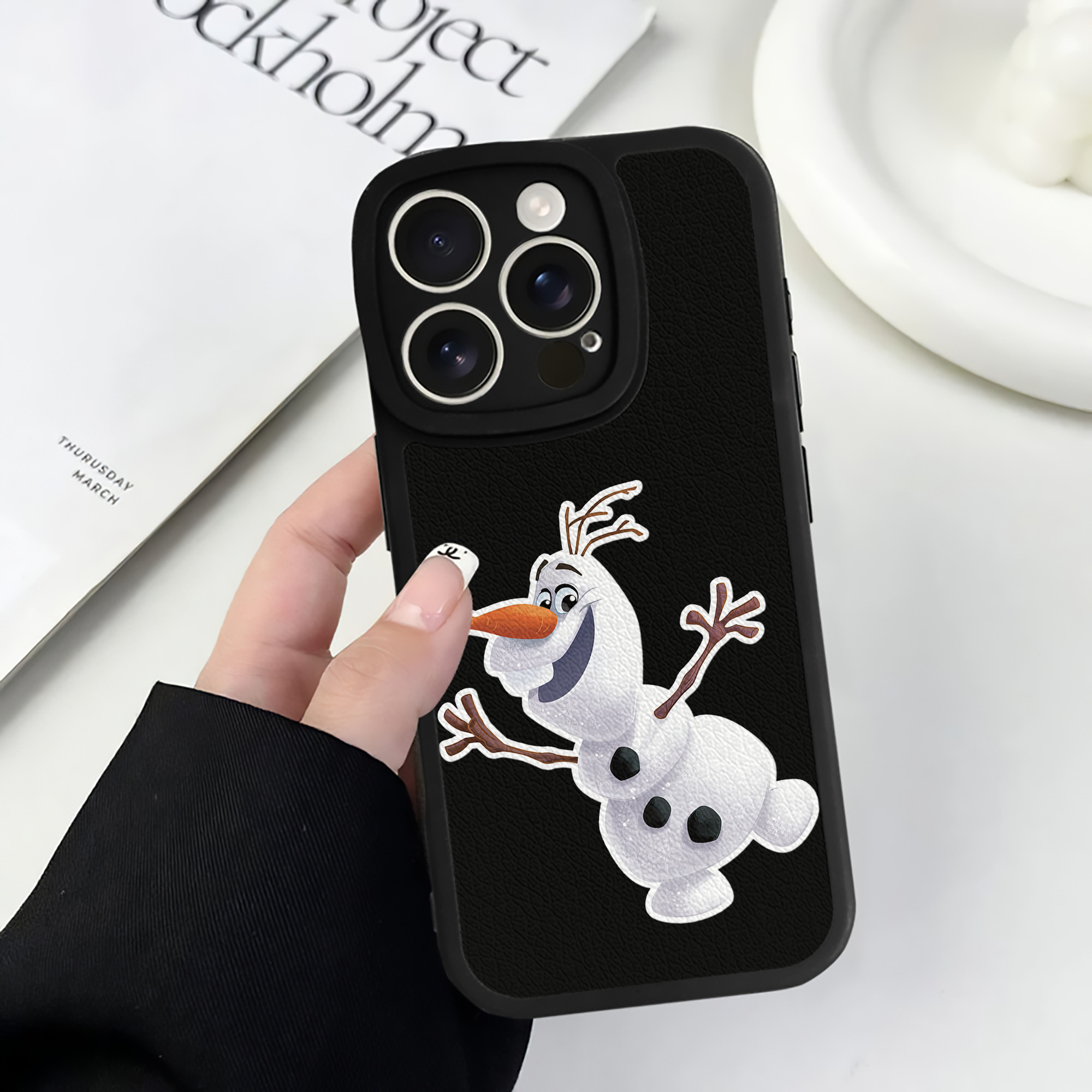 （画像用） アナと雪の女王 アンナ エルサ Frozen Anna Elsa 【iPhone 16シリーズ対応】シリコンスマホケース（レザー調） 材質：シリコン